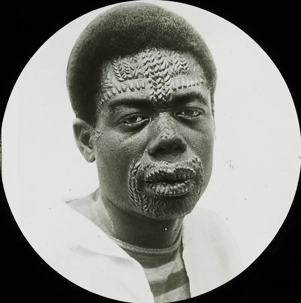Fotografía histórica de patrones de escarificación en la frente y el rostro, Congo