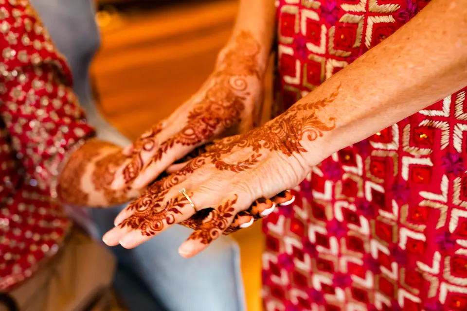 Manos decoradas con henna tradicional en una boda