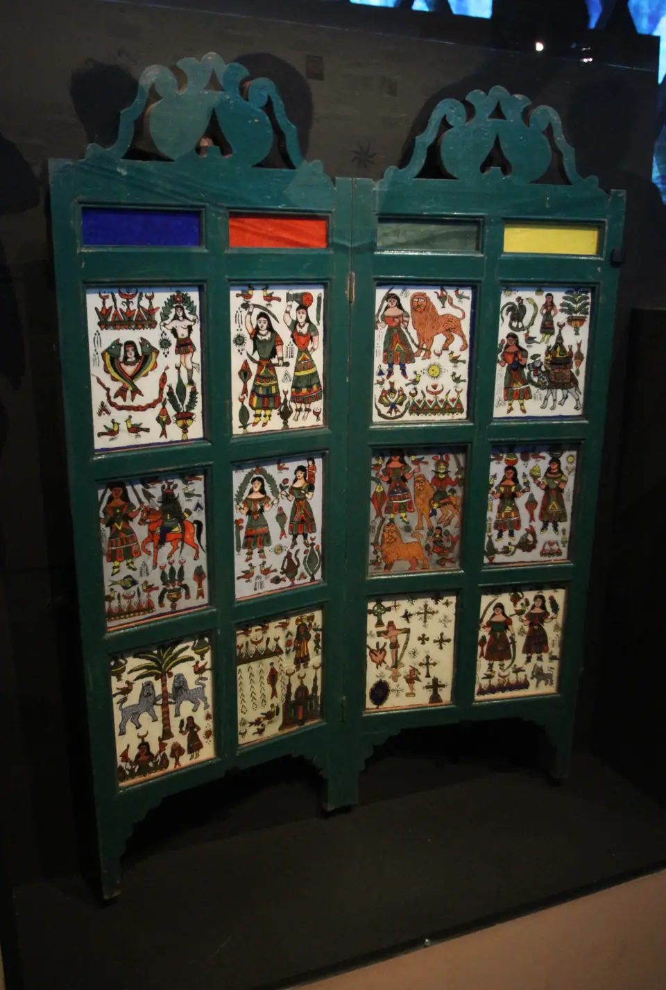Diseños de tatuaje tradicional expuestos en vitrina, exposición del Museo del Quai Branly (París)