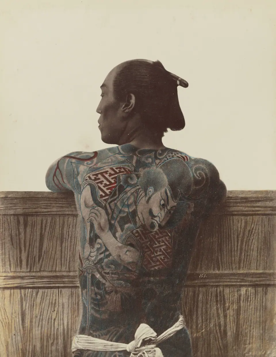 Espalda tatuada con motivos tradicionales japoneses, fotografía de época
