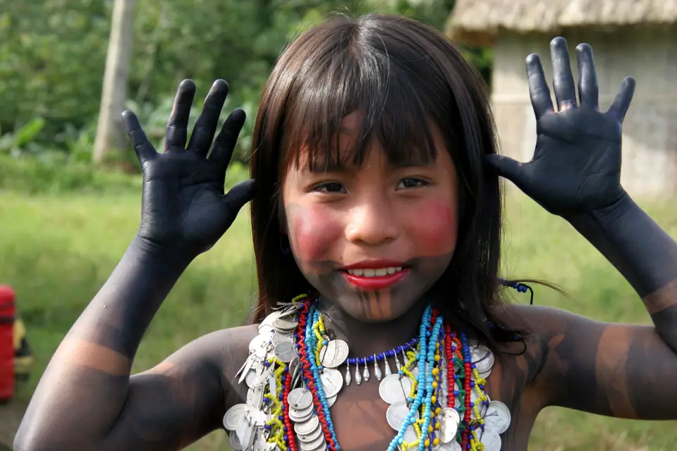 Niña embera mostrando las palmas pintadas con jagua
