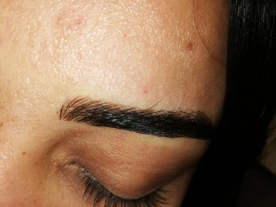 Ceja con micropigmentación de trazos finos tipo pelo a pelo