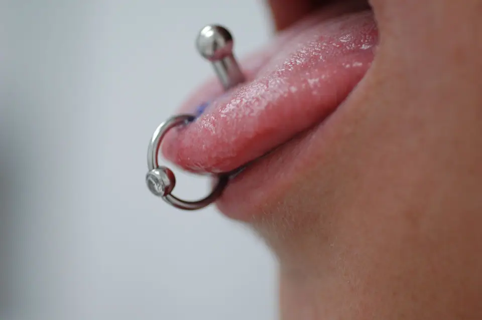 Piercing de lengua con anillo, primer plano