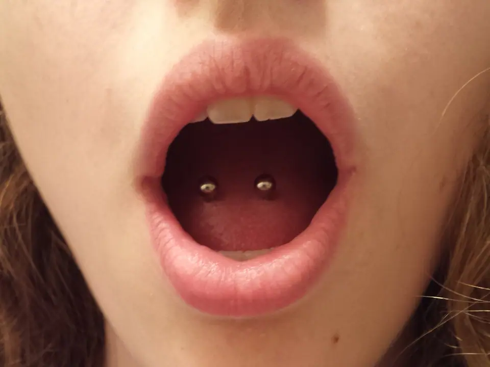Piercing de lengua doble (venom), vista frontal