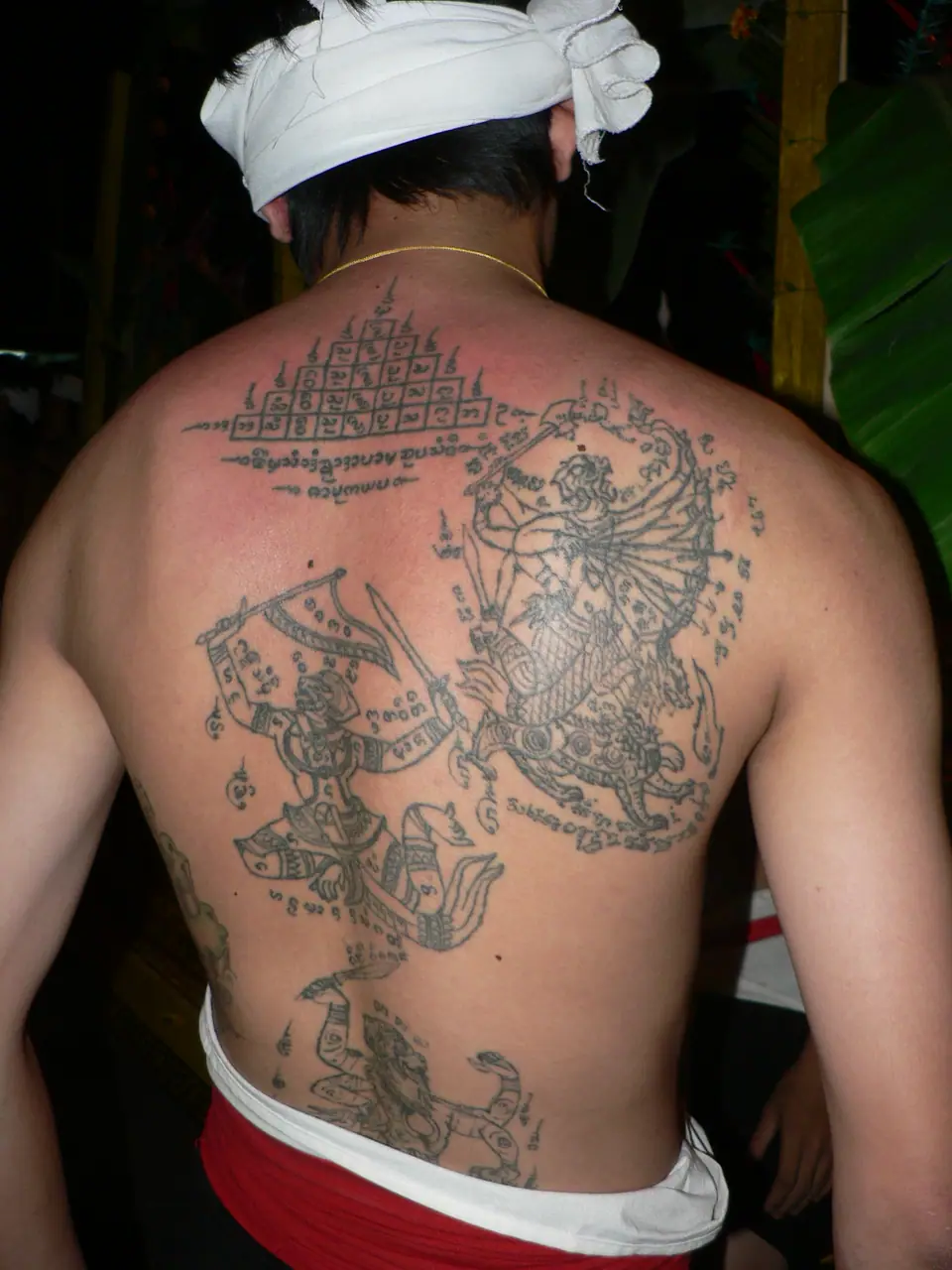 Tatuaje sak yant tradicional tailandés cubriendo la espalda