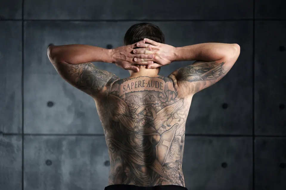 Tatuaje de espalda completa con alas de ángel y arcángel Miguel