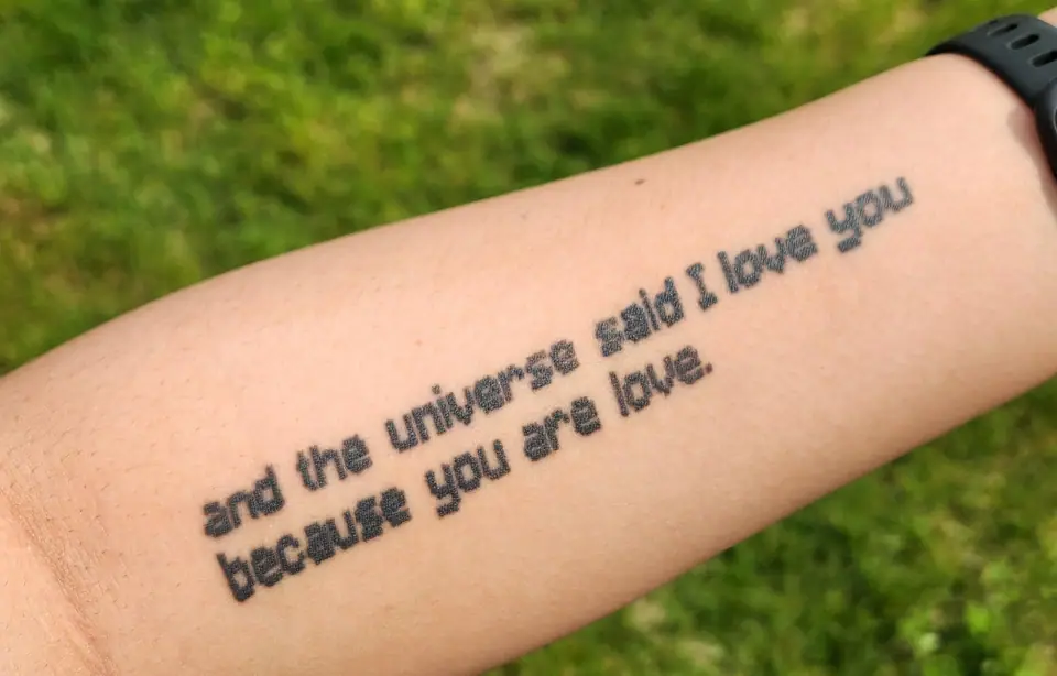 Tatuaje de texto en letra script sobre el antebrazo