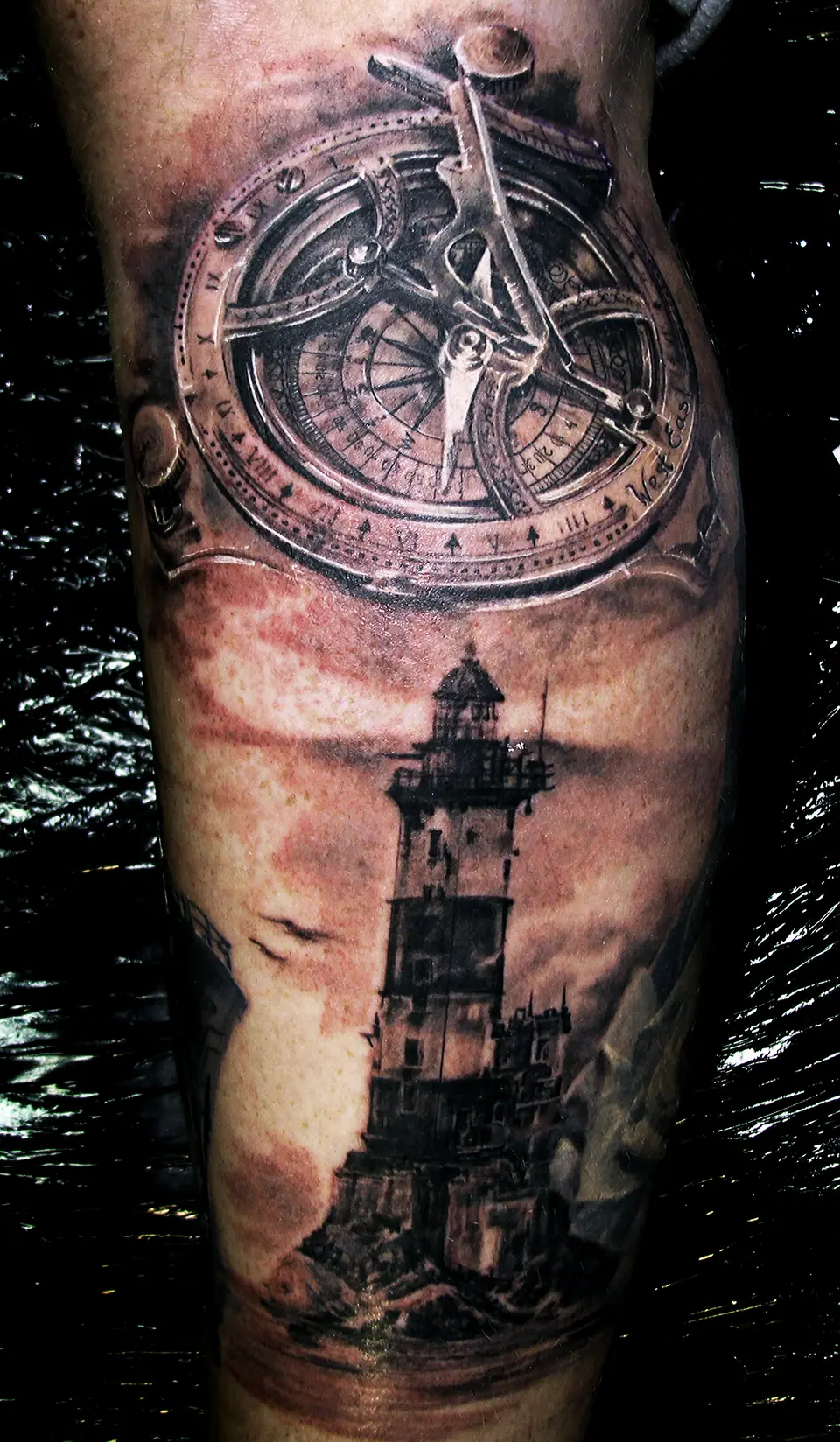 Tatuaje de brújula y faro en la pierna