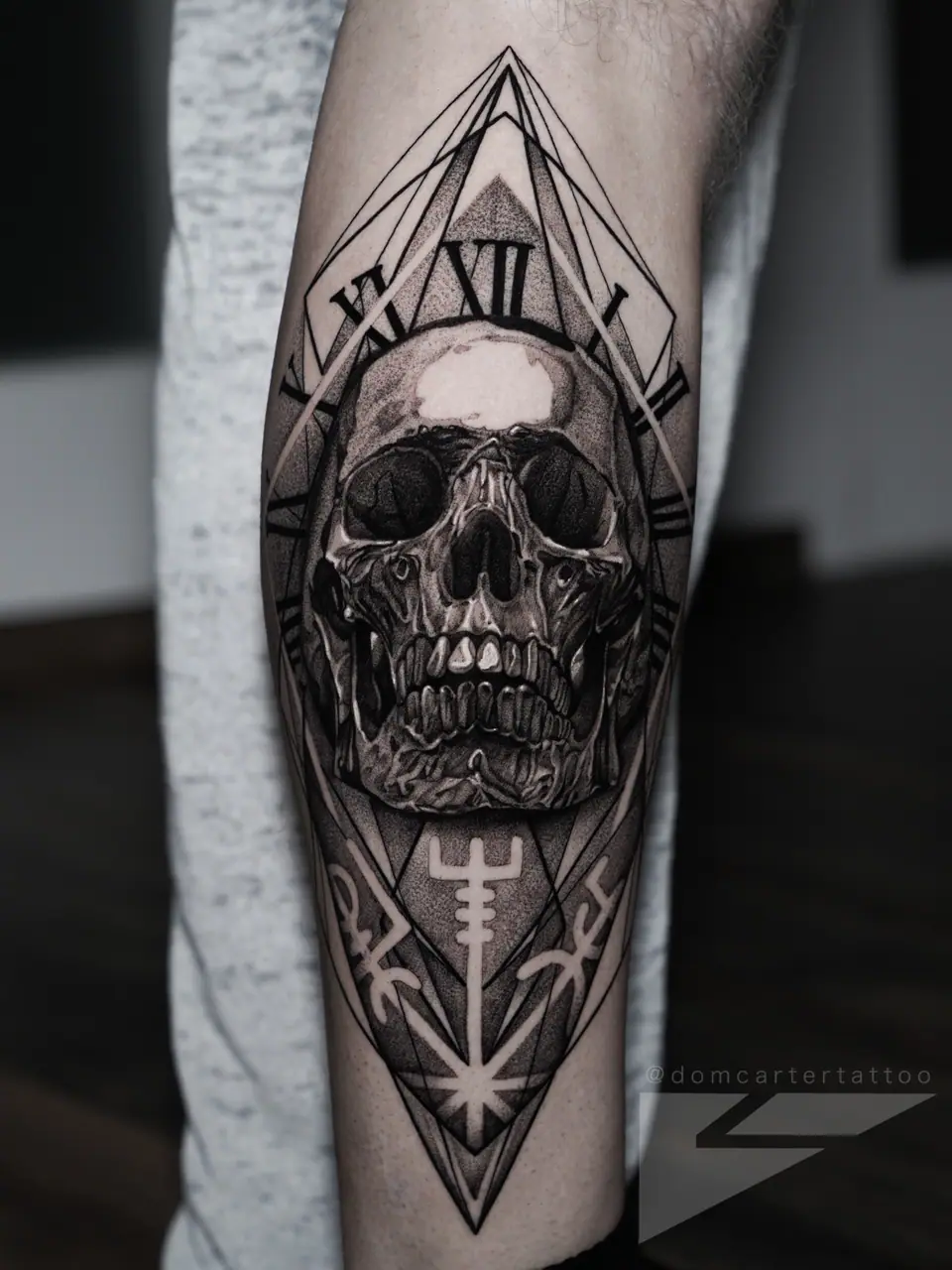 Tatuaje blackwork de calavera geométrica en la pierna