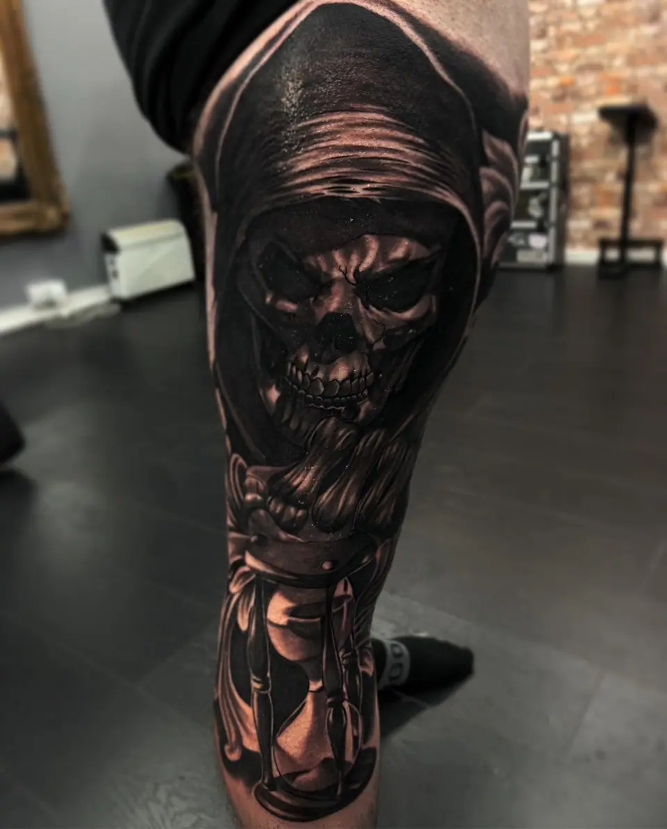 Tatuaje de una calavera en blackwork sobre la pierna
