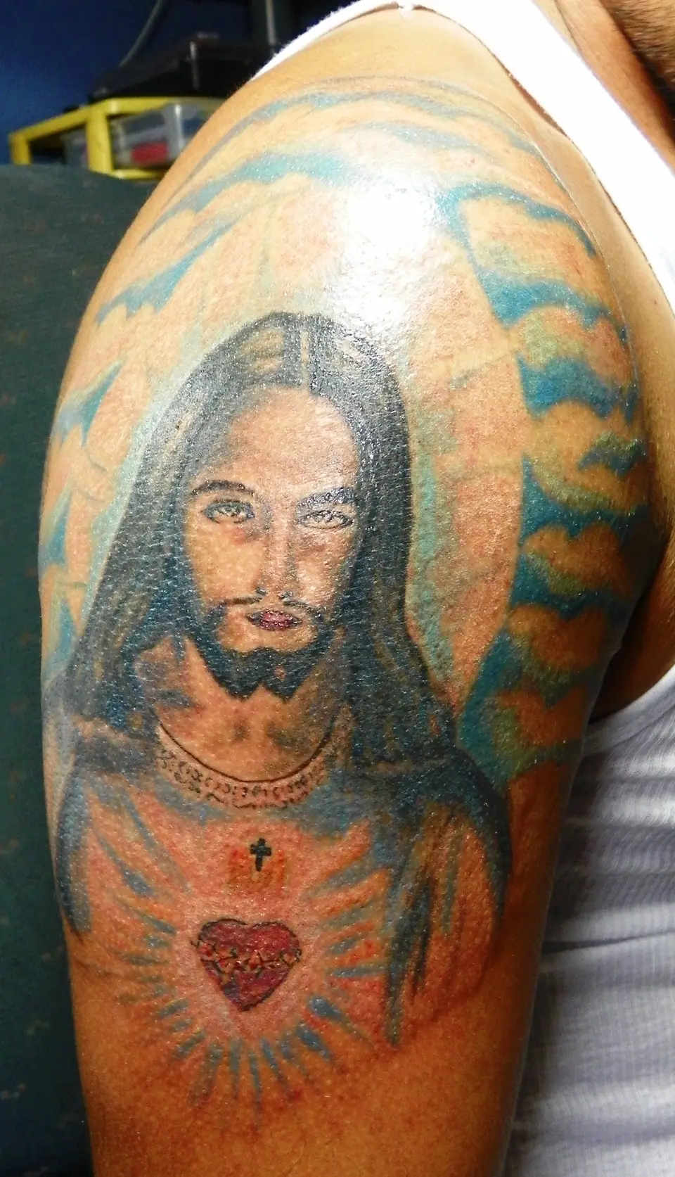 Tatuaje de corazón sagrado en el hombro
