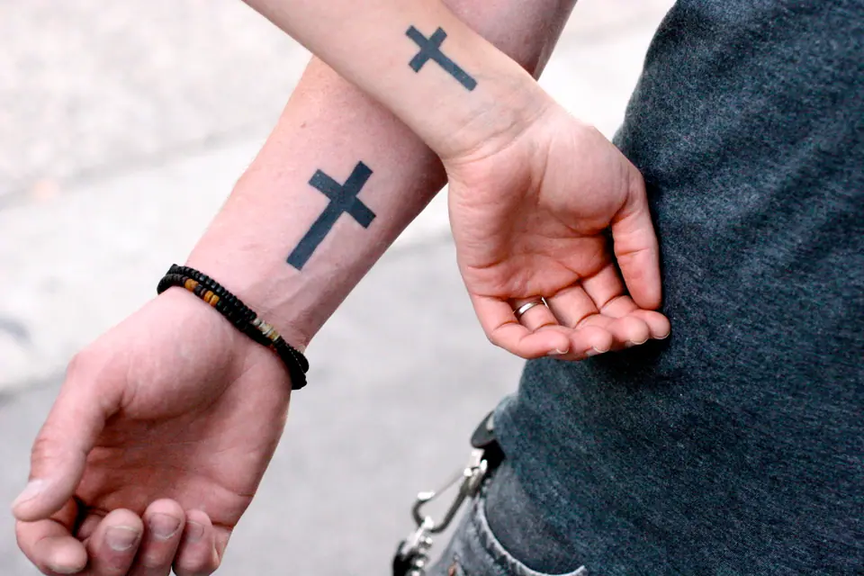 Tatuajes de cruces pequeñas en las muñecas