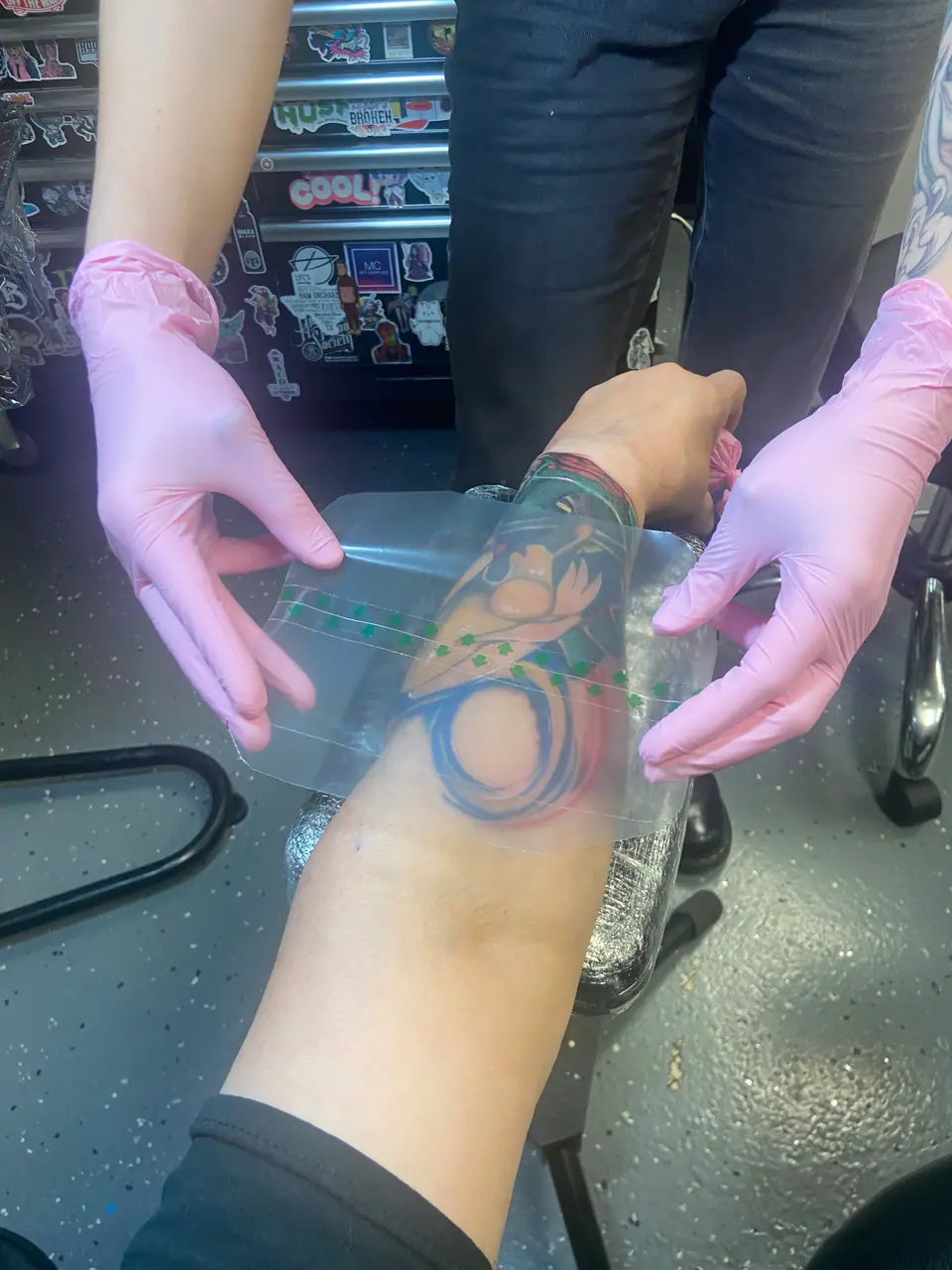 Envoltura de film plástico sobre un tatuaje nuevo durante la curación