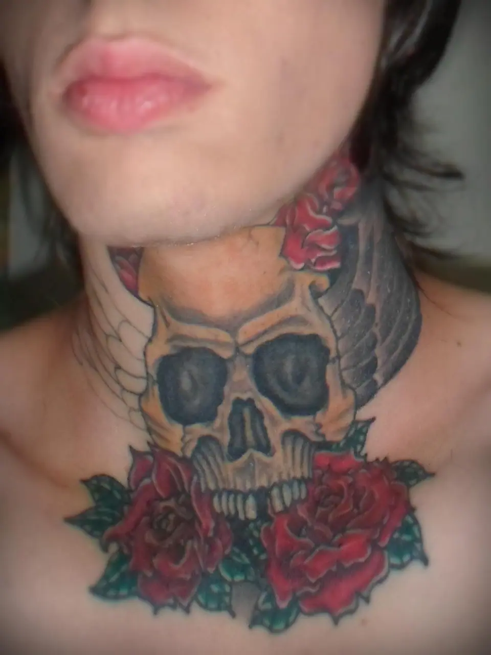 Tatuaje de calavera y rosas en el cuello