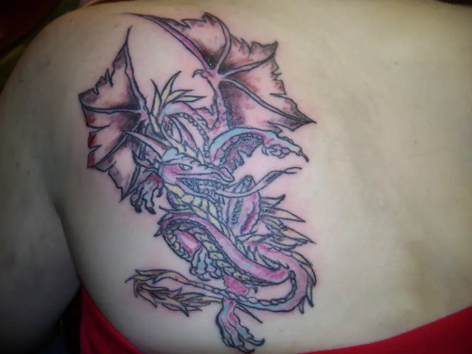 Tatuaje de dragón tradicional en el hombro
