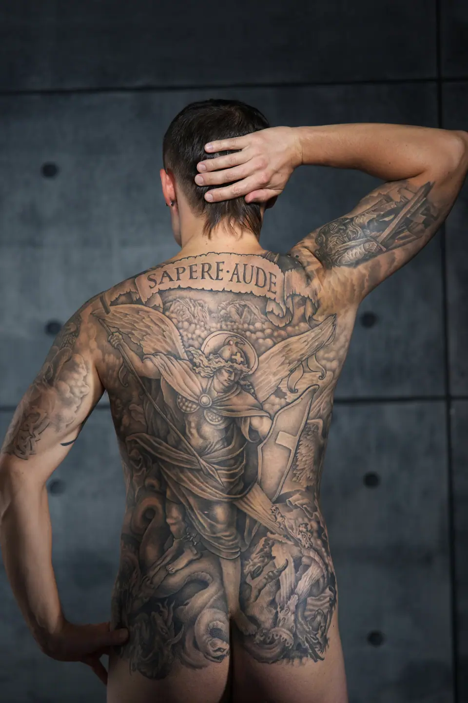 Hombre con tatuaje completo de espalda, a color