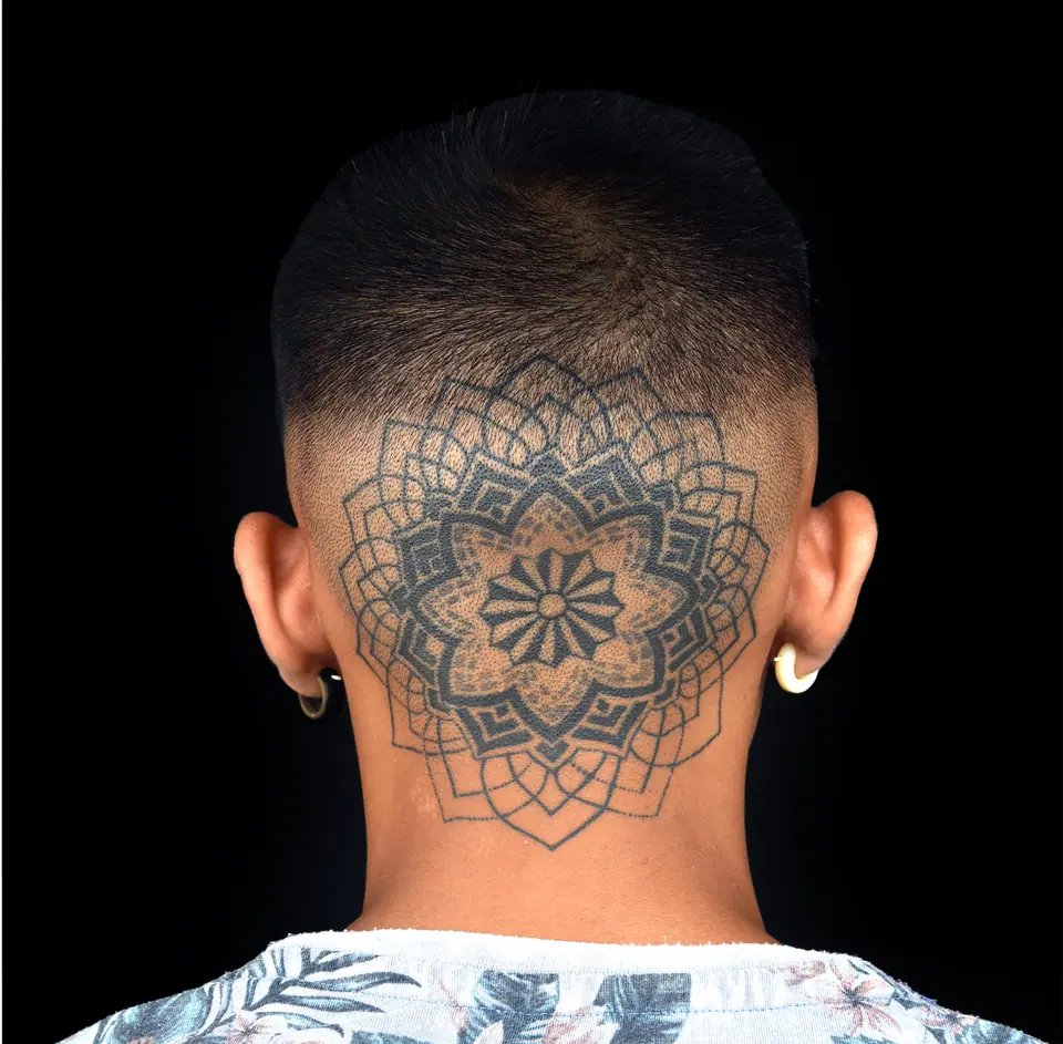 Tatuaje geométrico de mandala en la nuca