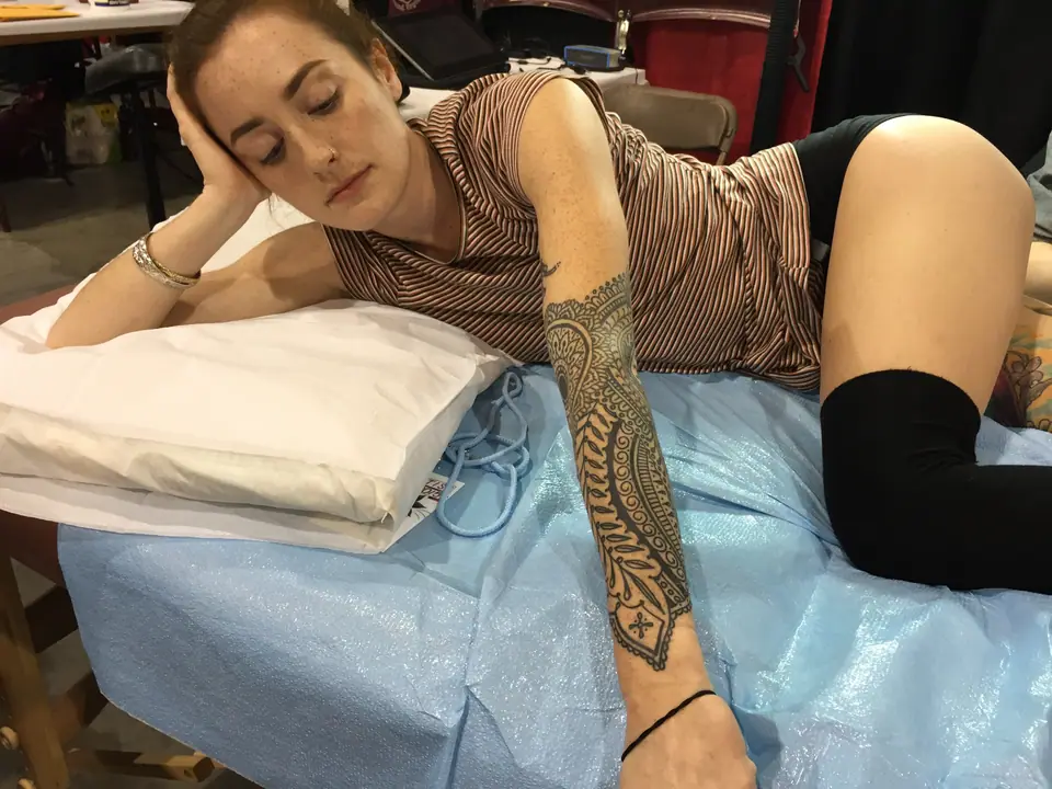 Sesión de tatuaje grande en la pierna