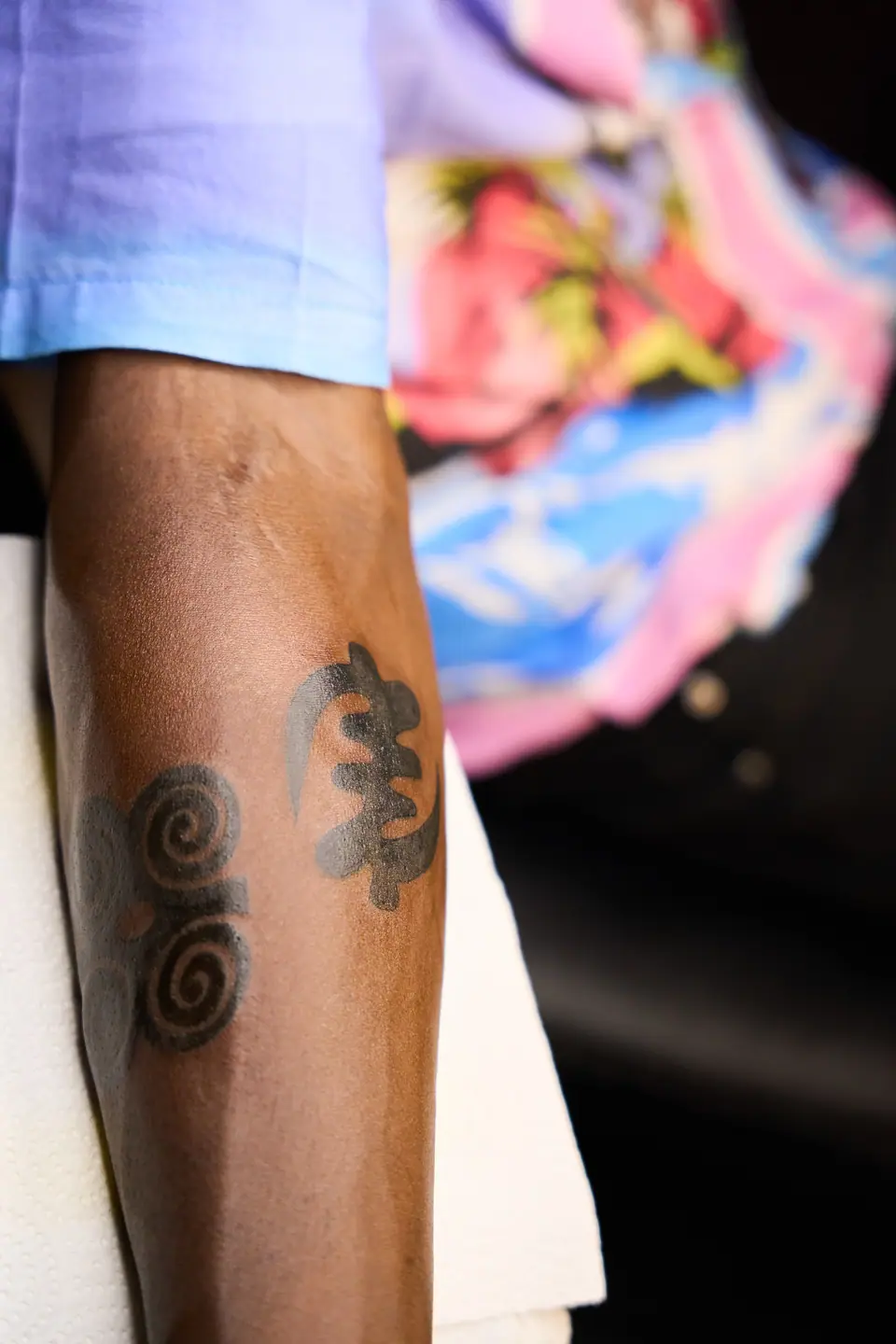 Tatuaje del símbolo adinkra gye nyame en la mano