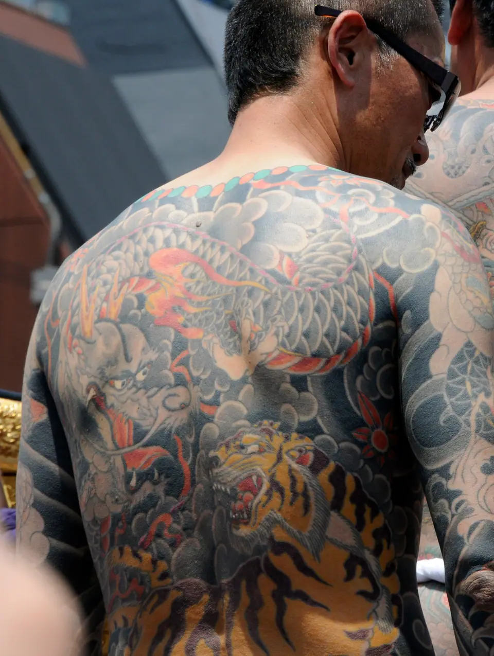 Tatuaje japonés moderno de dragón y tigre en la espalda