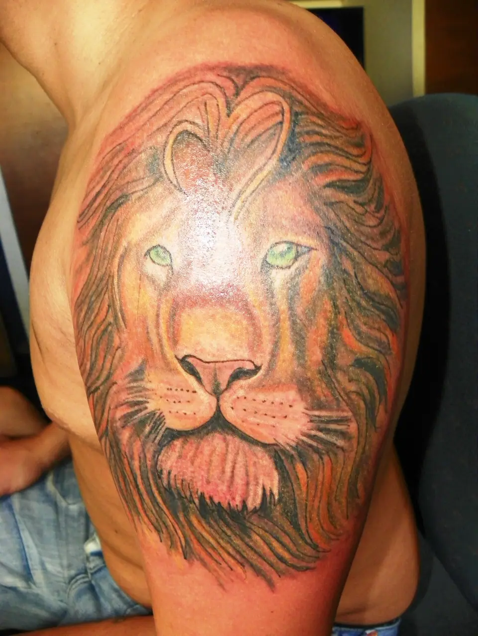 Tatuaje de cabeza de león realista en el brazo