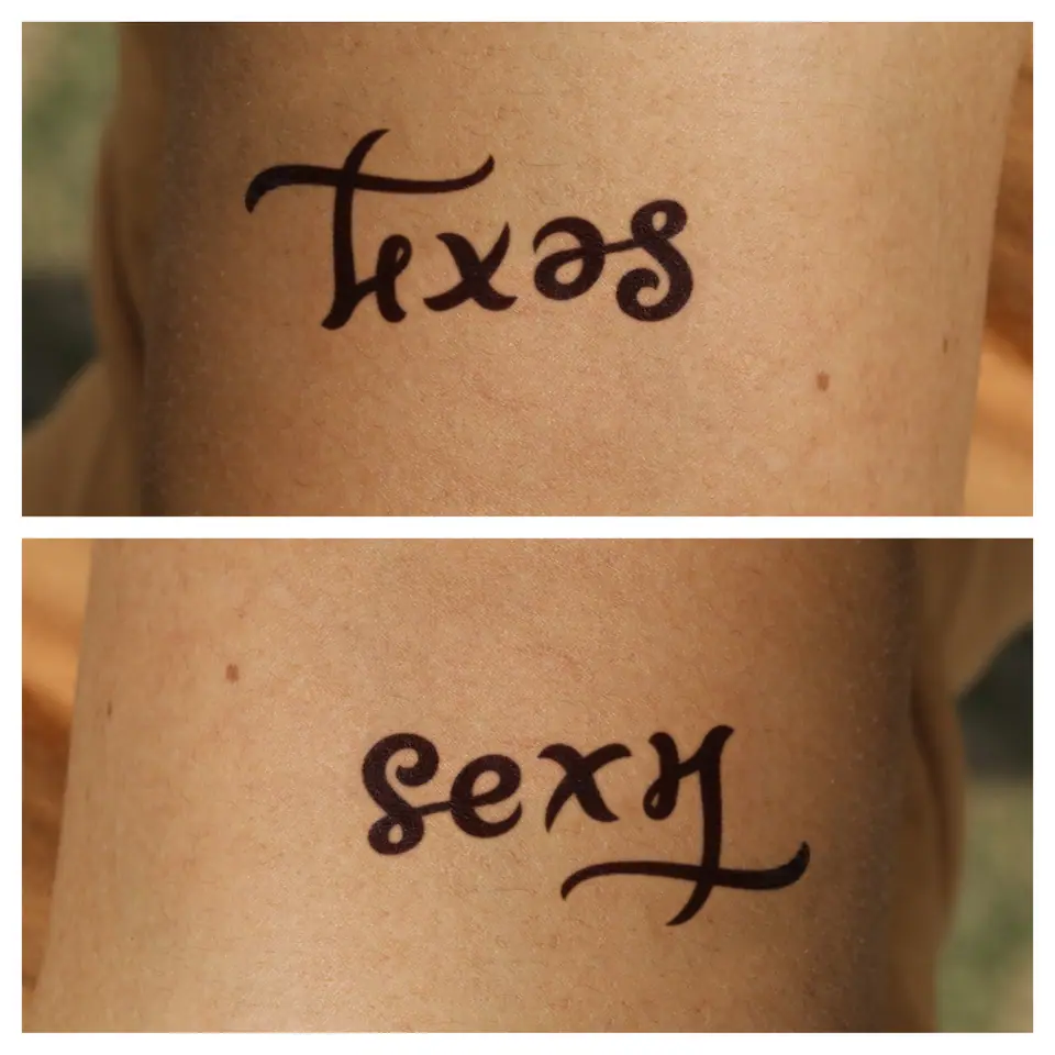 Tatuaje de lettering ambigrama Texas / Sexy en la muñeca