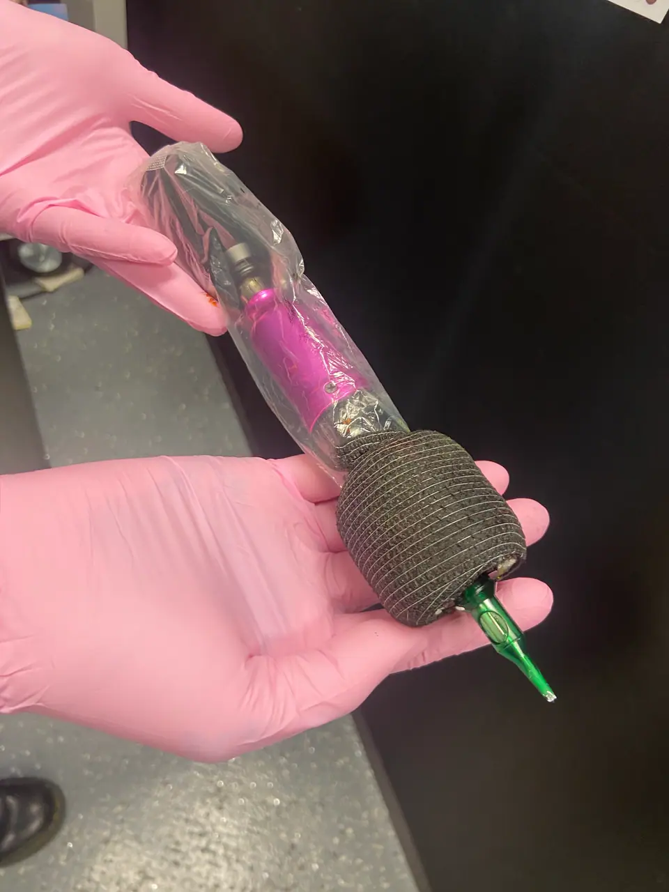 Máquina de tatuar rotativa envuelta en film para la sesión