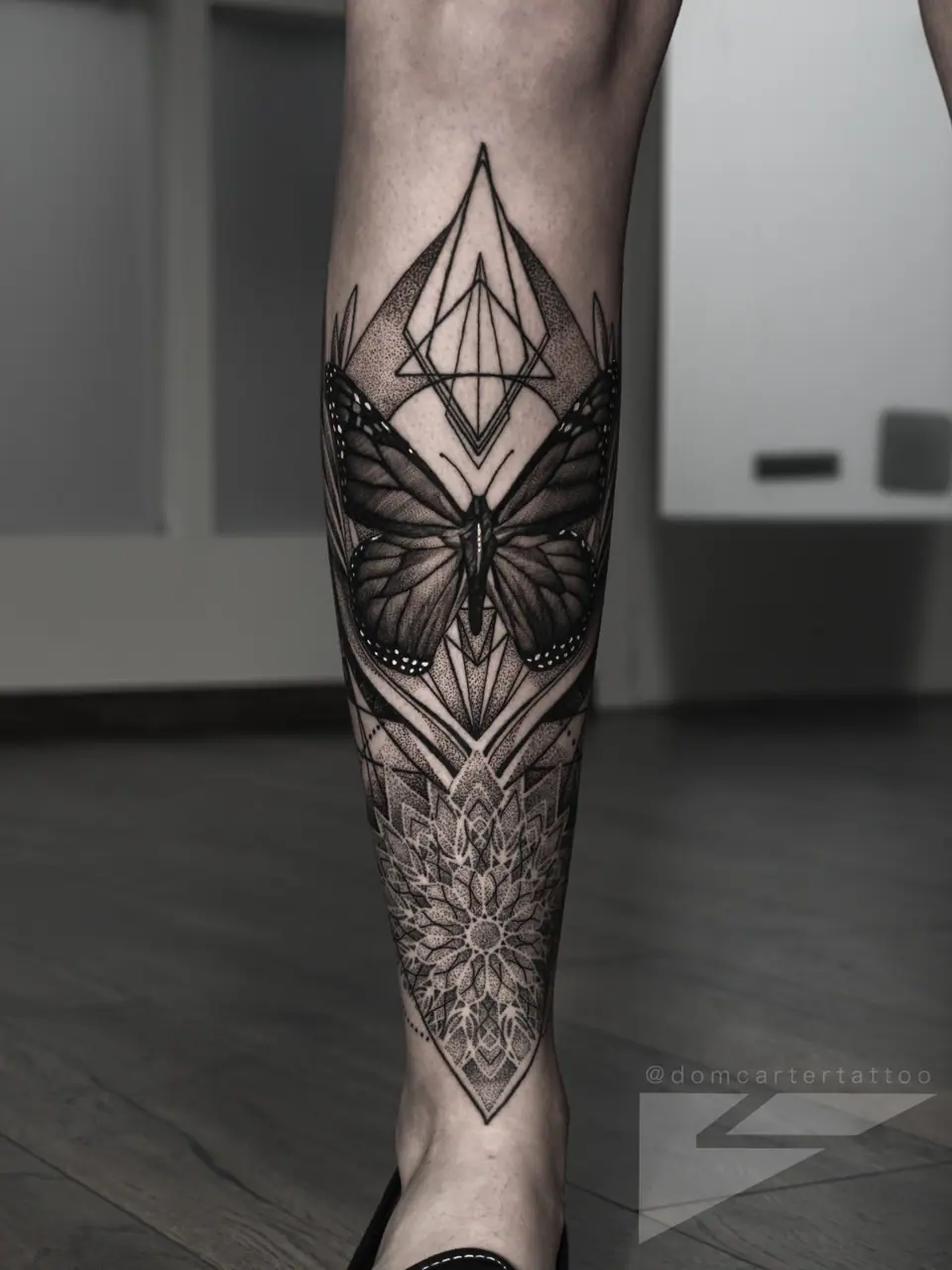 Tatuaje de mariposa en línea fina sobre la pierna