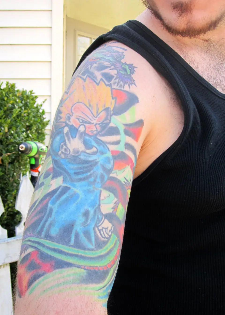 Tatuaje neotradicional colorido en el brazo