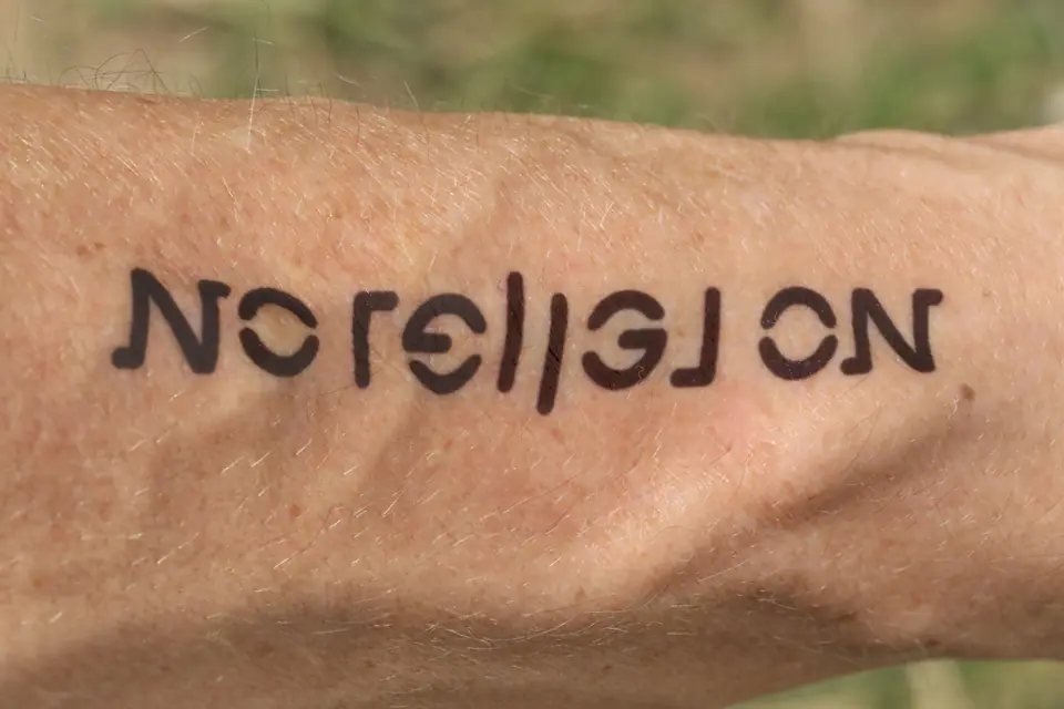 Tatuaje de letras grandes sobre el antebrazo