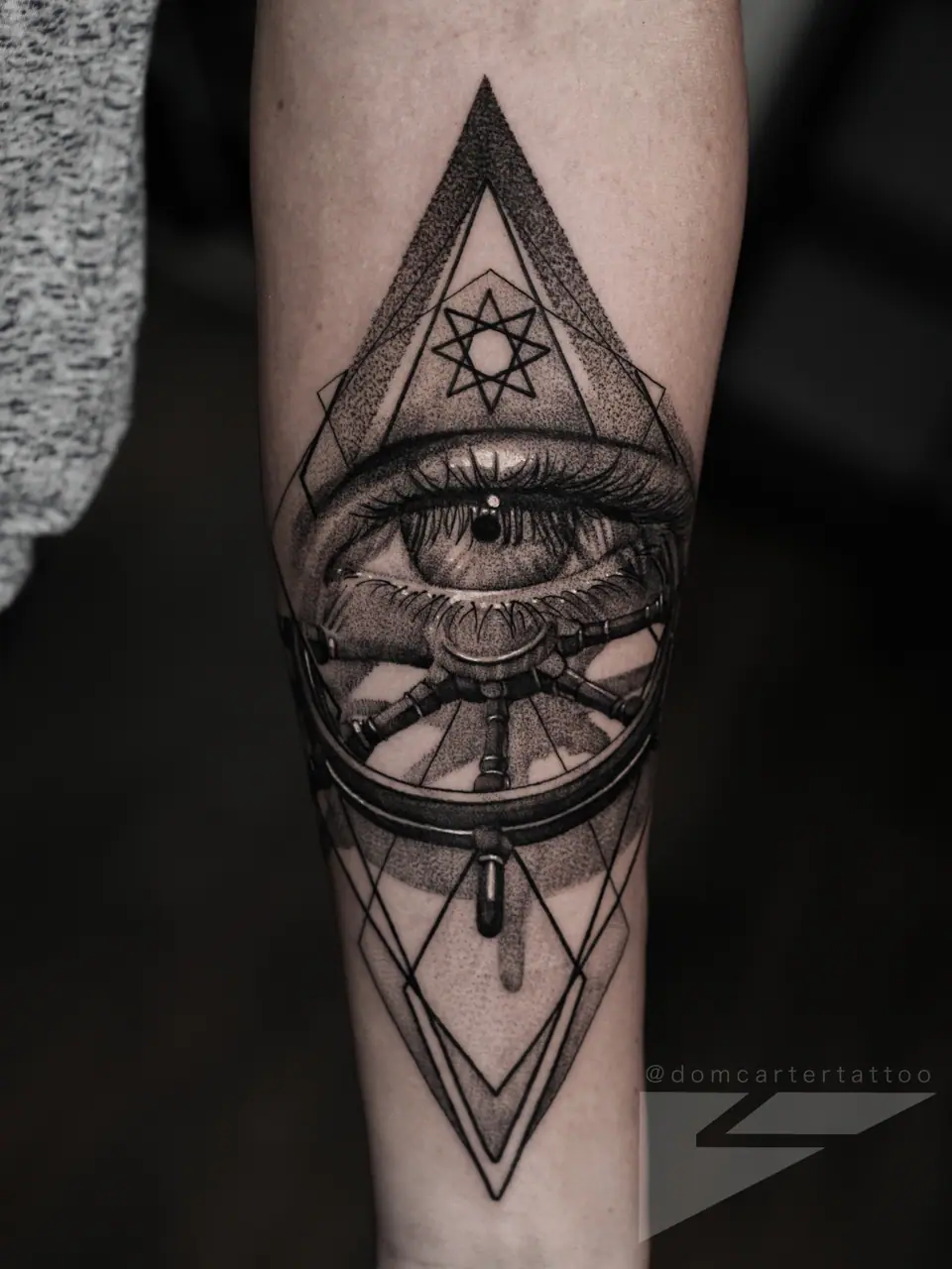 Tatuaje de ojo que todo lo ve en triángulo, en el antebrazo