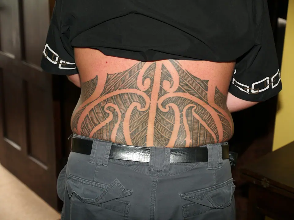 Tatuaje polinesio geométrico cubriendo la espalda