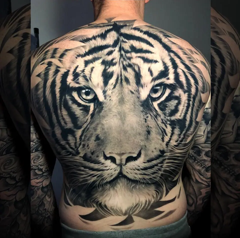 Tatuaje realista de la cara de un tigre blanco en la espalda