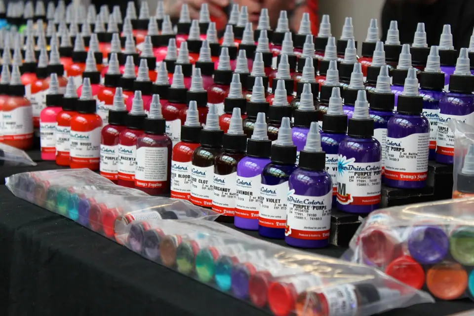 Botellas de tinta de tatuaje de distintos colores, incluido el rojo, en un estudio