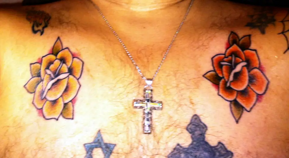 Tatuaje tradicional americano de dos rosas en el pecho
