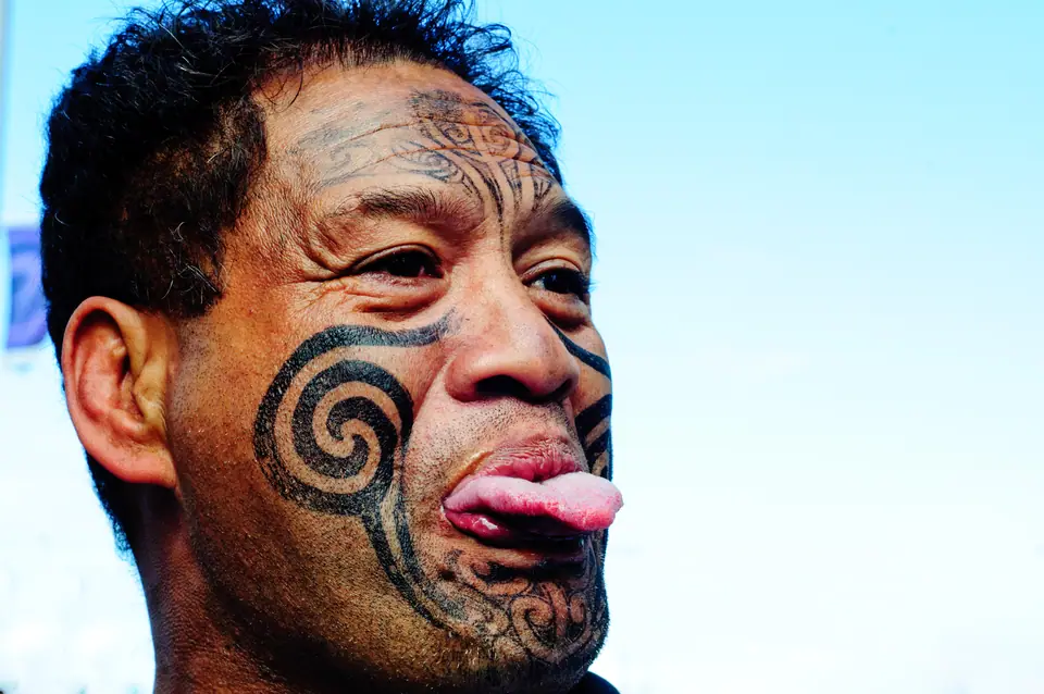 Hombre con tatuaje facial ta moko maorí