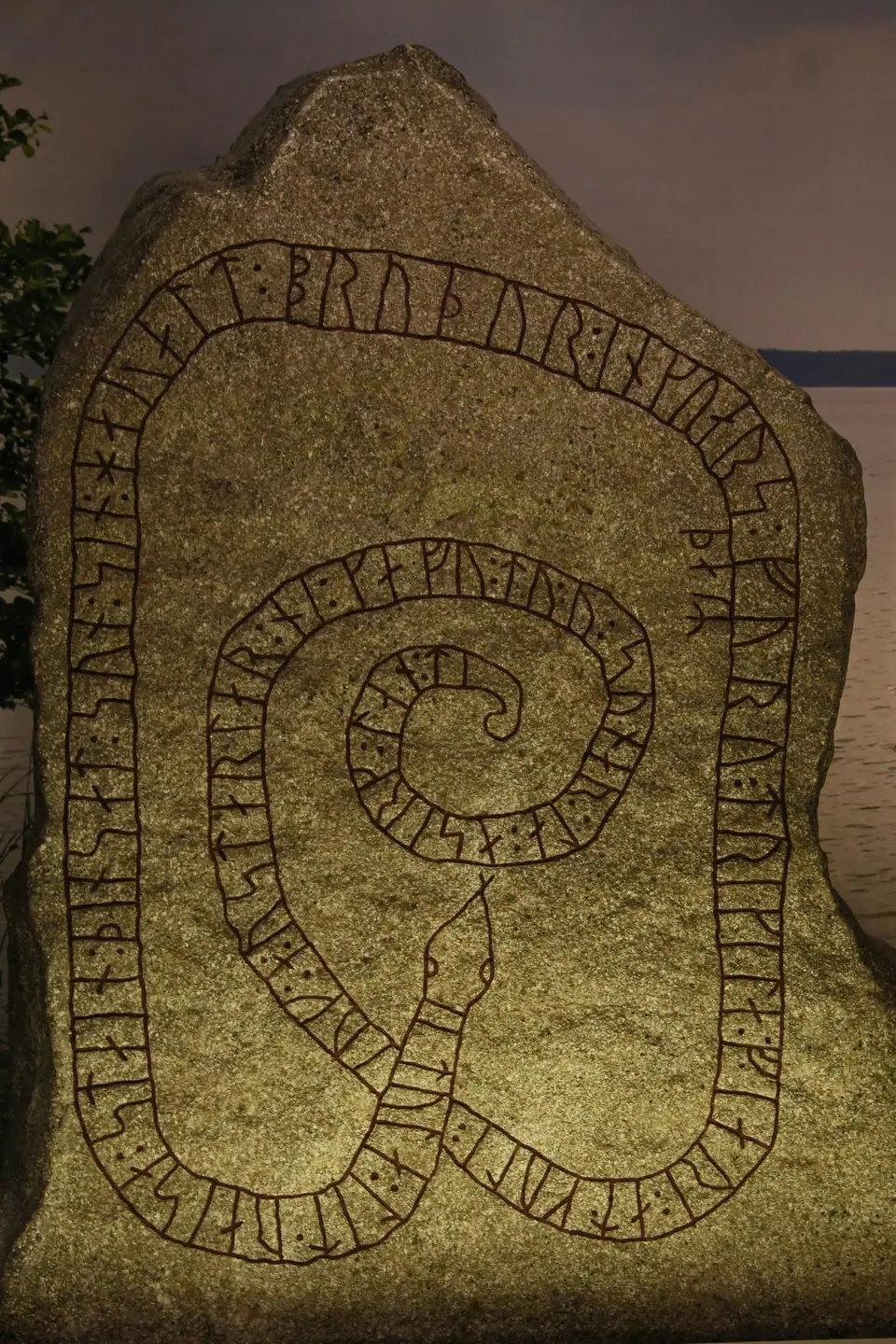 Piedra rúnica vikinga de Gripsholm con grabado de serpiente entrelazada